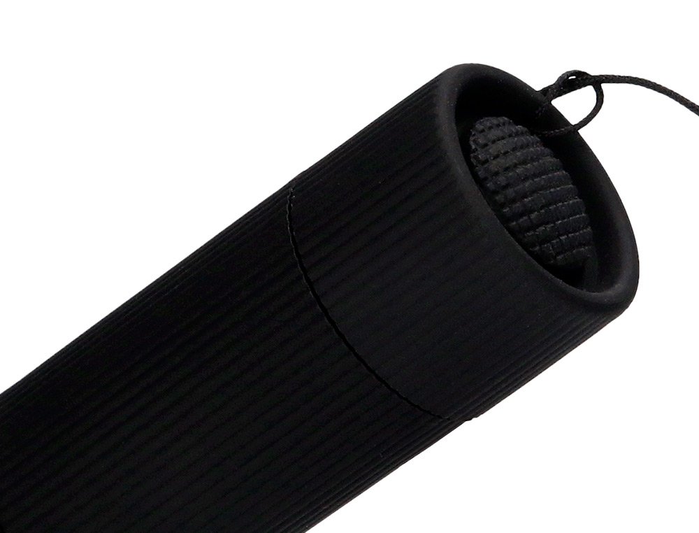 LAMPE TORCHE Q-CONNECT PLASTIQUE AVEC ZOOM 1 WATT MODE ÉCLAIRAGE ON/OFF 3 PILES AAA FOURNIES COLORIS NOIR/ROUGE
