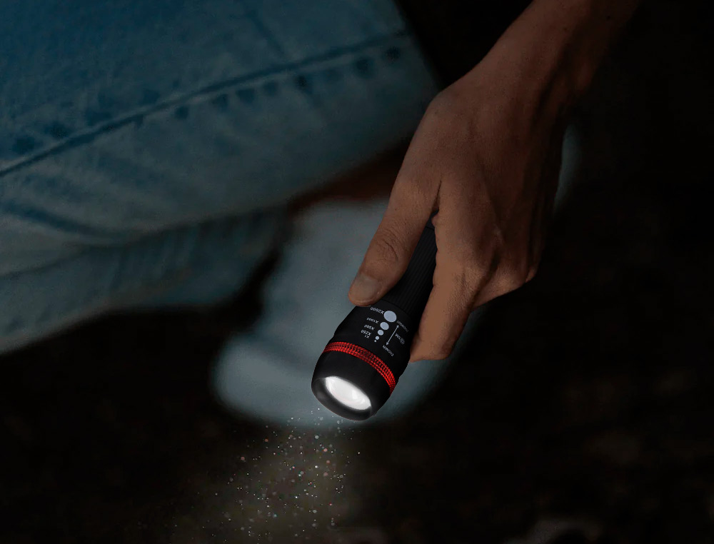 LAMPE TORCHE Q-CONNECT PLASTIQUE AVEC ZOOM 1 WATT MODE ÉCLAIRAGE ON/OFF 3 PILES AAA FOURNIES COLORIS NOIR/ROUGE
