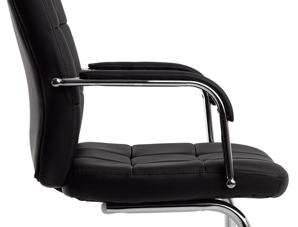 SIEGE VISITEUR Q-CONNECT PIAVE SIMILI CUIR PIEDS METAL CHROME HAUTEUR 1050MM LARGEUR 610MM PROF 680MM COLORIS BLANC