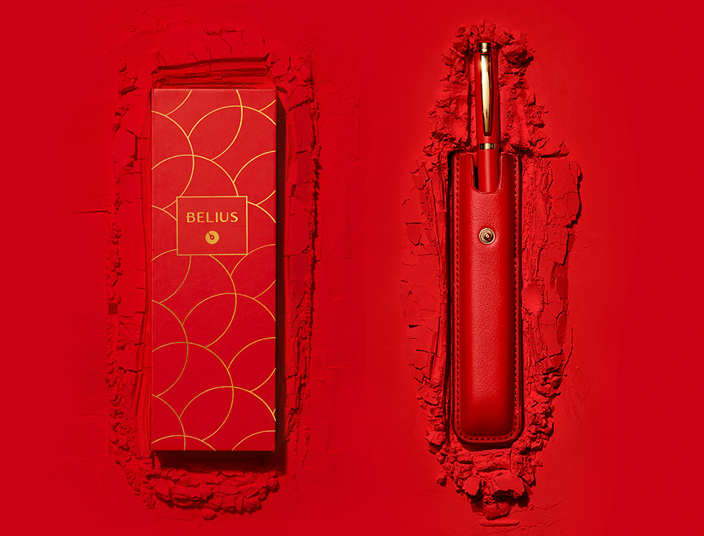 STYLO-PLUME BELIUS PASSION ALUMINIUM BROSSE ATTRIBUTS OR ENCRE BLEUE COLORIS ROUGE DANS COFFRET CADEAU