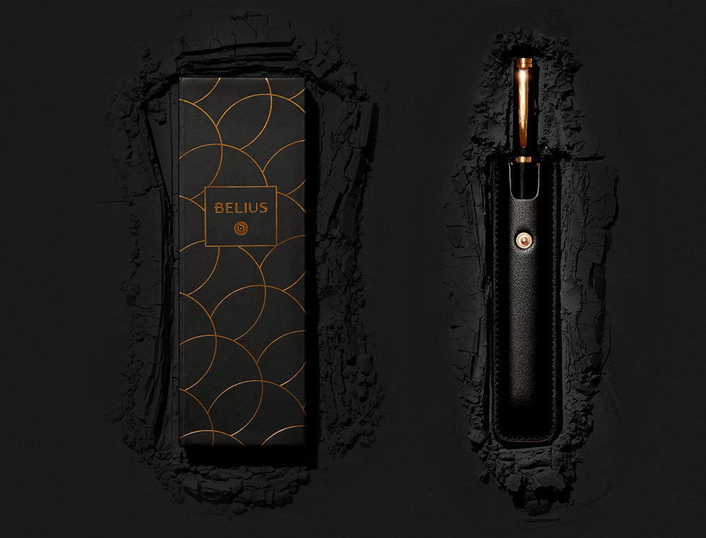 STYLO-BILLE ET ETUI EN SIMILI CUIR BELIUS PASSION ALUMINIUM BROSSE ATTRIBUTS OR ENCRE BLEUE COLORIS NOIR COFFRET CADEAU