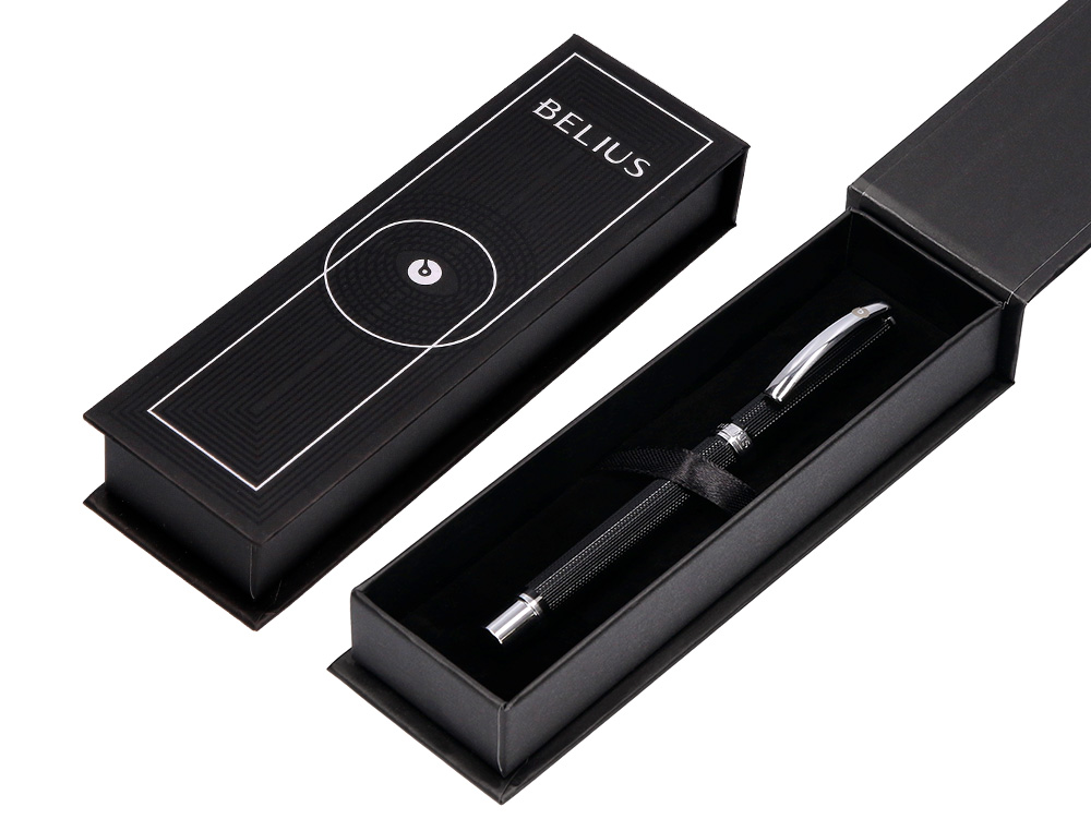 STYLO-BILLE BELIUS TURBO ALUMINIUM TEXTURE POINTILLEE ATTRIBUTS ARGENT ENCRE BLEUE COLORIS NOIR DANS COFFRET CADEAU