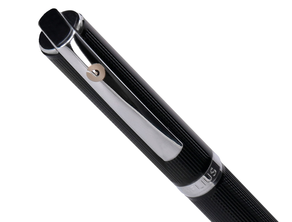 STYLO-BILLE ETUI SIMILI CUIR BELIUS TURBO ALUM. TEXTURE POINTILLEE ATTRIBUTS ARGENT ENCRE BLEUE COL. NOIR COFFRET CADEAU