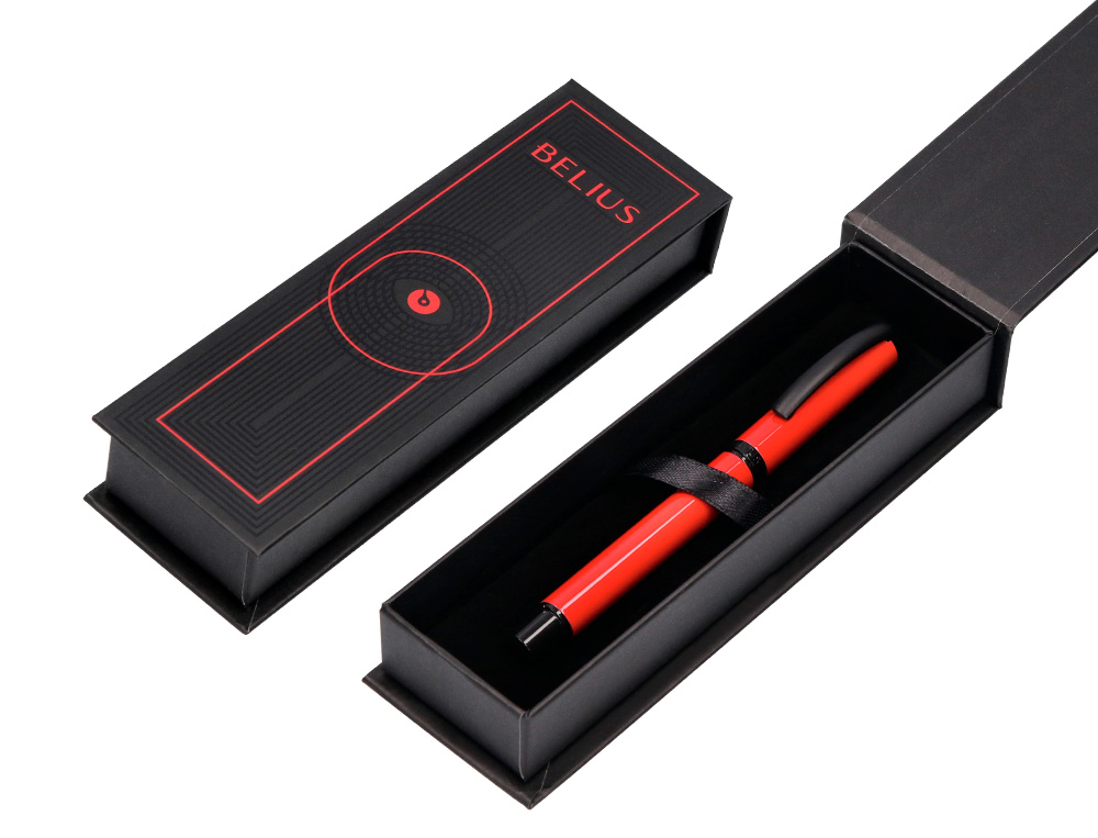 ROLLER BELIUS TURBO ALUMINIUM TEXTURE POINTILLEE ATTRIBUTS NOIR ENCRE BLEUE COLORIS ROUGE DANS COFFRET CADEAU