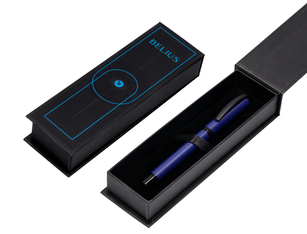 ROLLER BELIUS TURBO ALUMINIUM TEXTURE POINTILLEE ATTRIBUTS  NOIR ENCRE BLEUE COLORIS BLEU DANS COFFRET CADEAU