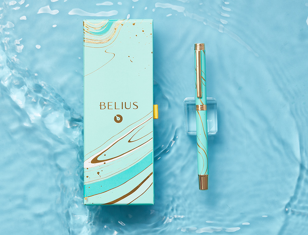 STYLO-BILLE BELIUS AQUA ALUMINIUM DETAILS ET ATTRIBUTS OR ENCRE BLEUE COLORIS TURQUOISE DANS COFFRET CADEAU