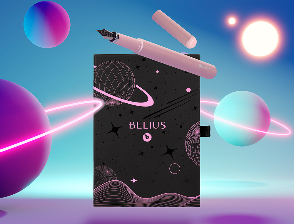 STYLO-PLUME ET ETUI EN SIMILI CUIR BELIUS SPACE B MONOCHROME SANS AGRAFE ENCRE BLEUE COLORIS ROSE DANS COFFRET CADEAU