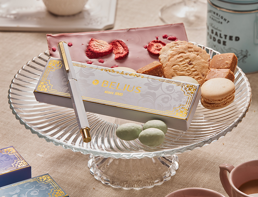 STYLO-BILLE BELIUS MACARON BLISS HEXAGONAL ALUMINIUM DETAILS ET ATTRIBUTS OR ENCRE BLEUE COLORIS BLANC COFFRET CADEAU