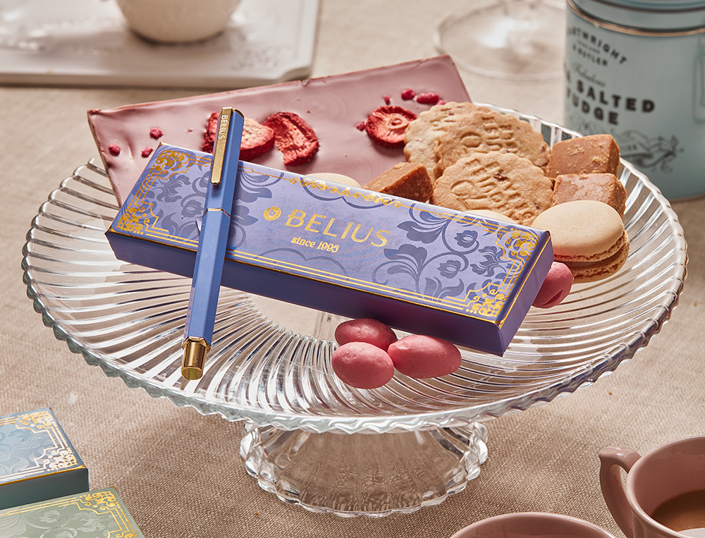STYLO-BILLE BELIUS MACARON BLISS HEXAGONAL ALUMINIUM DETAILS ET ATTRIBUTS OR ENCRE BLEUE COLORIS MAUVE COFFRET CADEAU