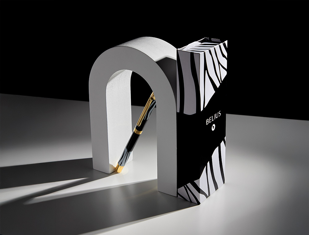 STYLO-BILLE BELIUS B&W ALUMINIUM ATTRIBUTS OR ENCRE  BLEUE COLORIS BLANC ZEBRURES  NOIRES DANS COFFRET CADEAU