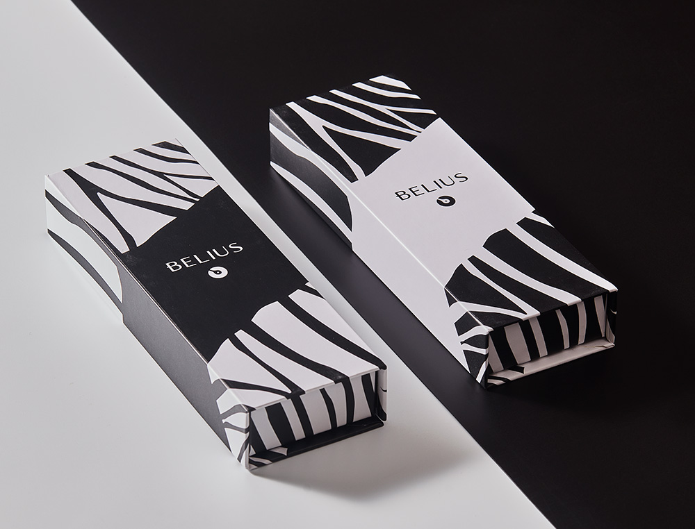 STYLO-BILLE BELIUS B&W ALUMINIUM ATTRIBUTS OR ENCRE  BLEUE COLORIS BLANC ZEBRURES  NOIRES DANS COFFRET CADEAU