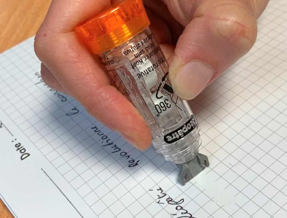 EFFACEUR D'ENCRE CLEOPATRE CORRECTEUR RECHARGEABLE AVEC TETE ROTATIVE 360 . DIMENSION 6M X5 MM