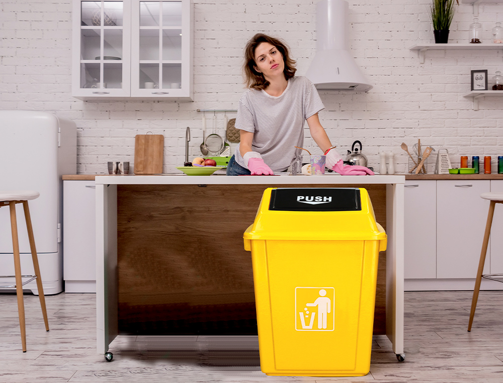 POUBELLE Q-CONNECT PLASTIQUE COUVERCLE BASCULANT 58L 470X330X760MM COLORIS JAUNE