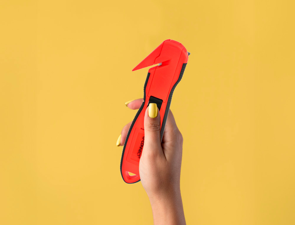 CUTTER DE SECURITE XD-G03 Q-CONNECT EN PLASTIQUE ET     GOMME AVEC ERGOT EN METAL LAMEFIXE PROTEGEE