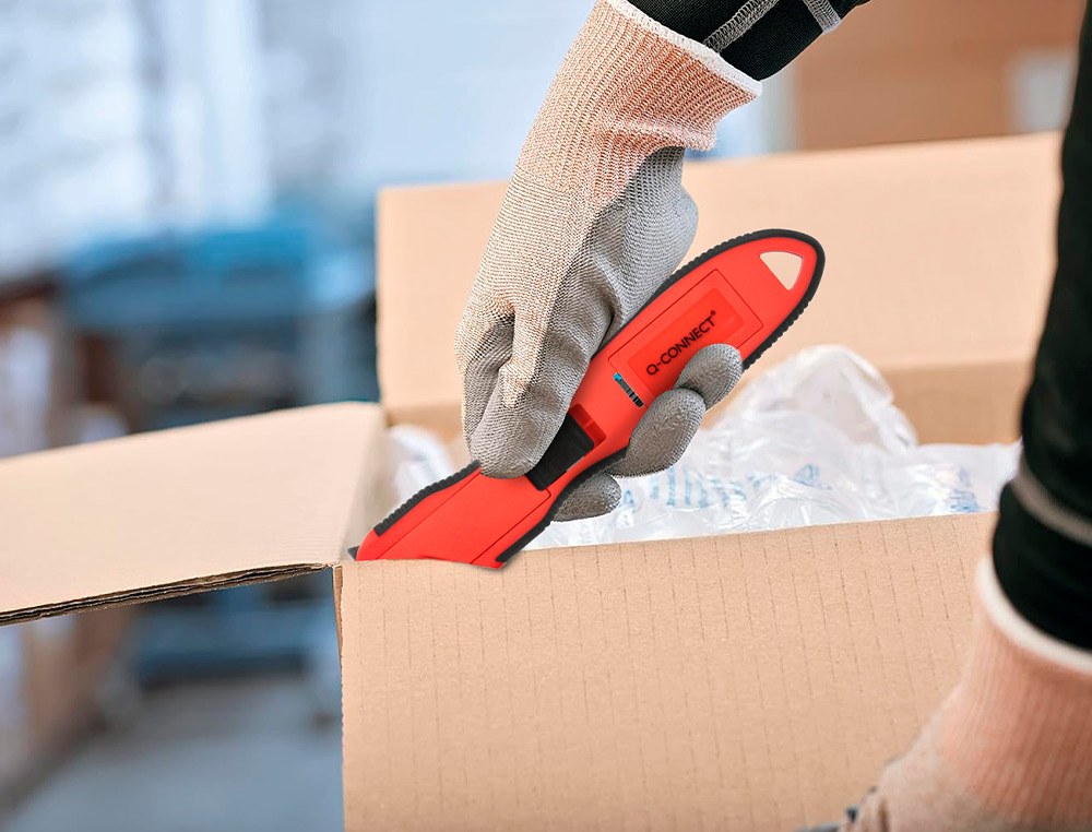 CUTTER DE SECURITE XD-G03 Q-CONNECT EN PLASTIQUE ET     GOMME AVEC ERGOT EN METAL LAMEFIXE PROTEGEE