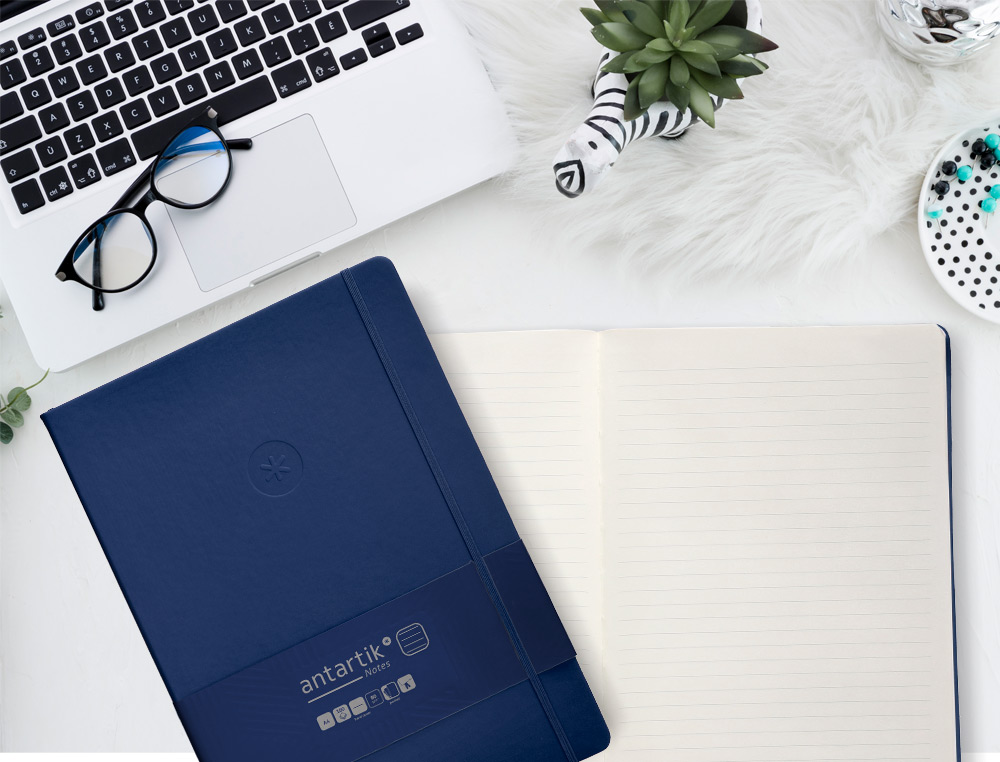 CARNET A4 ANTARTIK NOTES LIGNECOUVERTURE RIGIDE FERMETURE ELASTIQUE 100 PAGES 80GR COLORIS BLEU MARINE