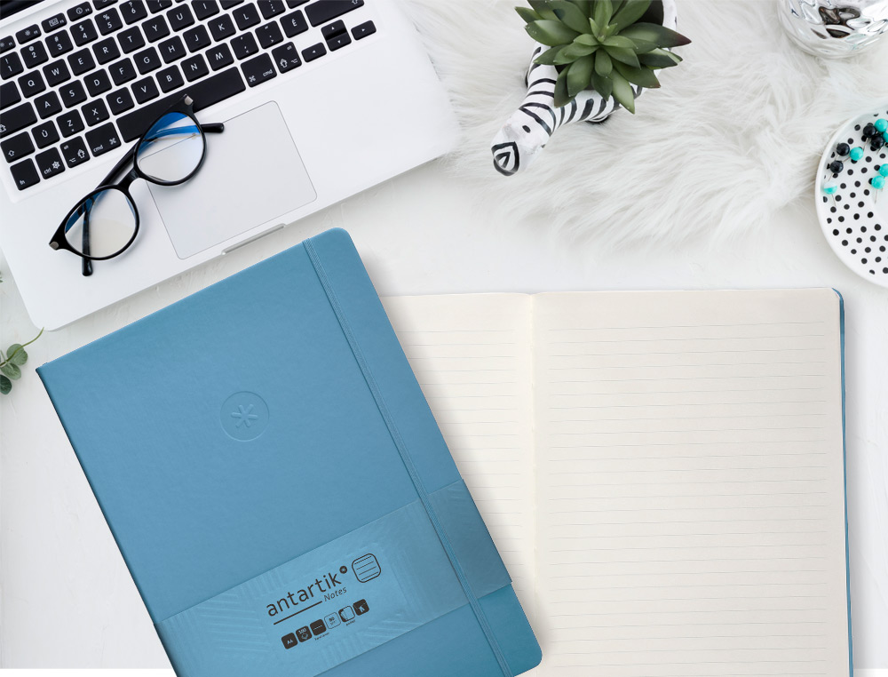 CARNET A4 ANTARTIK NOTES LIGNECOUVERTURE RIGIDE FERMETURE ELASTIQUE 100 PAGES 80GR COLORIS BLEU CIEL
