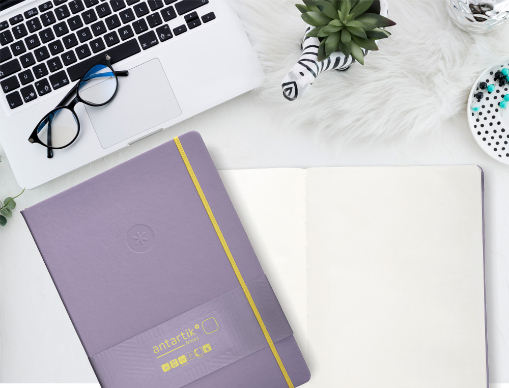 CARNET A4 ANTARTIK NOTES PAPIER UNI IVOIRE COUVERTURE RIGIDE FERMETURE ELASTIQUE JAUNE 100 PAGES 80GR COLORIS LILAS