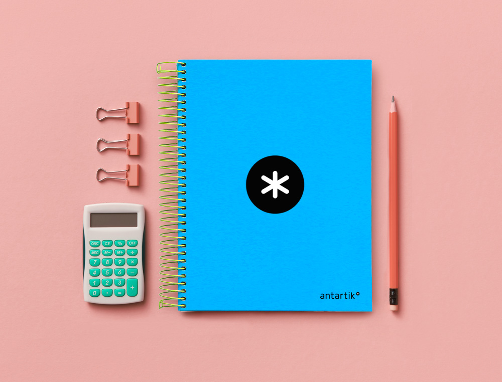 CAHIER SPIRALE ANTARTIK A5 240P 90G COUVERTURE REMBORDEE QUADRILLAGE 5MM 6 TROUS COIL-LOCK COLORIS BLEU