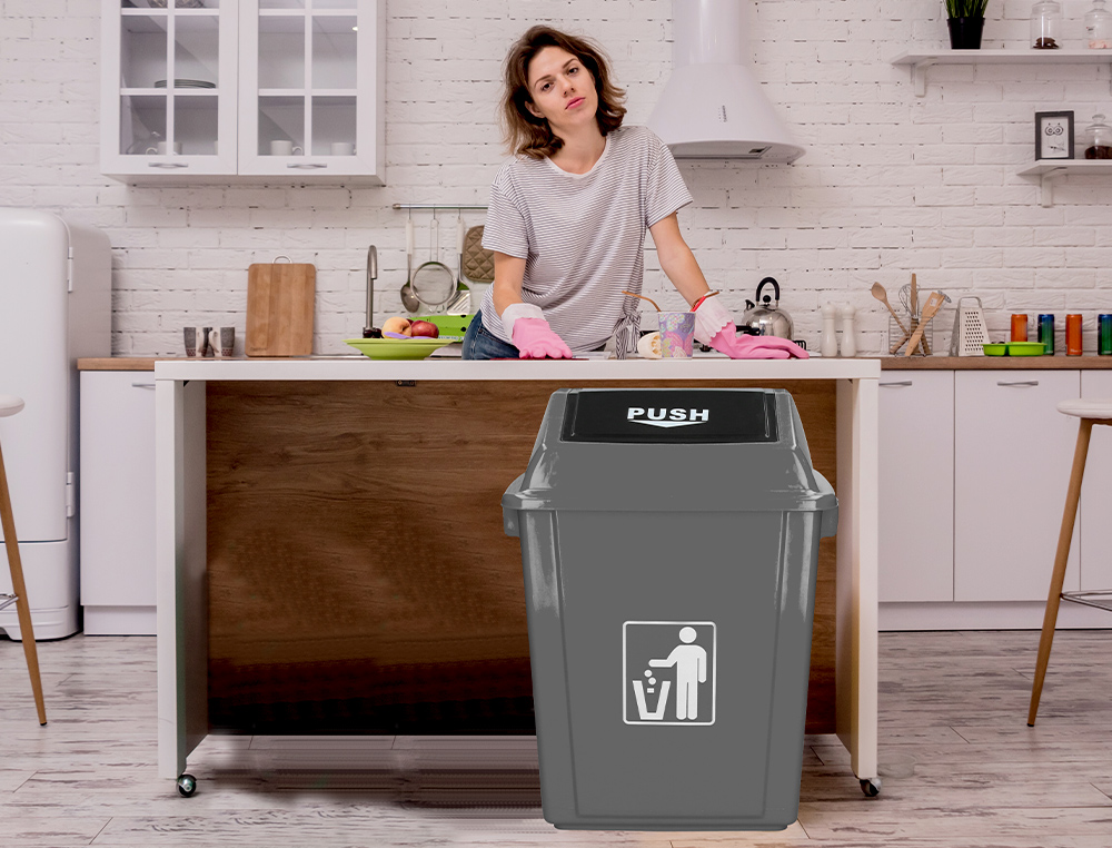 POUBELLE Q-CONNECT PLASTIQUE COUVERCLE BASCULANT OUVERTURE FACILE 2 POIGNÉES 58L 470X330X760MM COLORIS GRIS