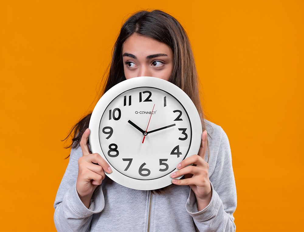 HORLOGE Q-CONNECT MURALE PLASTIQUE DESIGN ACTUEL NUMÉROS NOIRS FOND BLANC 1 PILE AA NON FOURNIE DIAMÈTRE 30CM BLANC