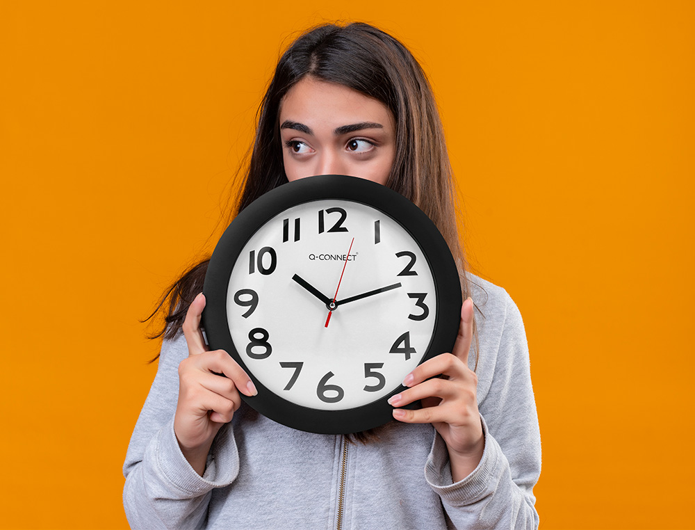 HORLOGE Q-CONNECT MURALE PLASTIQUE DESIGN ACTUEL NUMÉROS NOIRS FOND BLANC 1 PILE AA NON FOURNIE DIAMÈTRE 30CM NOIR