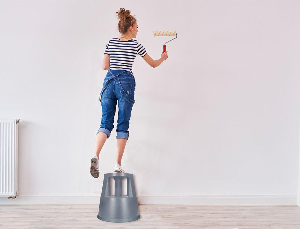TABOURET Q-CONNECT PLASTIQUE ROUES CAOUTCHOUC RÉTRACTABLES 2 NIVEAUX BASE 44CM HAUTEUR 43CM POIDS 2.9KG COLORIS GRIS