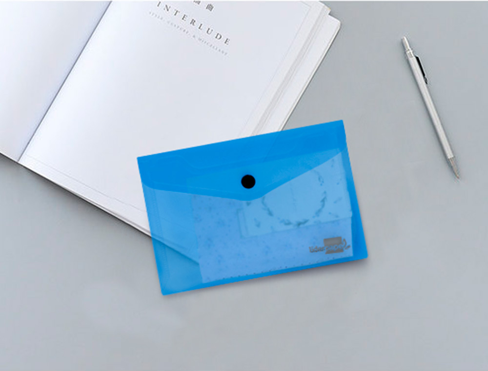 POCHETTE ENVELOPPE LIDERPAPEL POLYPROPYLÈNE 180 MICRONS A7 105X74MM 50F FERMETURE BOUTON RÉSISTANT TRANSPARENT BLEU