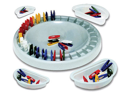 JEU DOMINO PDAGOGIQUE COMPOSITION PLATEAU CIRCULAIRE 28CM 28 MINI-PINCES 4CM 4 BACS ADAPT 4 ENFANTS DS 3 ANS