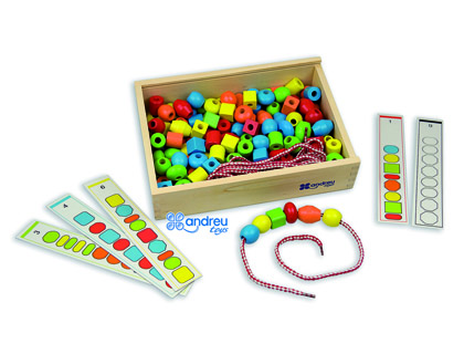 JEU ANDREUTOYS FORMES  ENFILER + 10 CORDONS + 10 MODLES BOTE DE 150 UNITS ASSORTIES